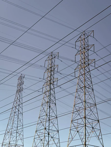 パイロンはエネルギーを生み出す 電気塔への電圧伝送 高電圧です 青空を背景に誰もいない強力な変電所 電力線 — ストック写真