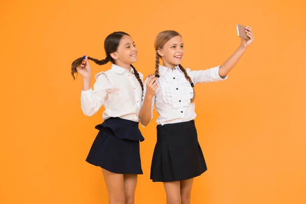 Még Egy Selfie Boldog Iskolásgyermekek Figyelembe Selfie Okostelefon Sárga Háttér — Stock Fotó