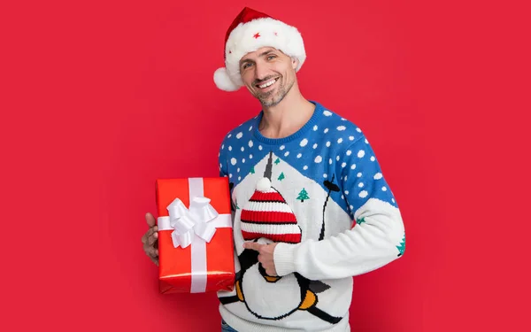 Vente Cadeaux Pour Noël Heureux Caucasien Homme Pointant Doigt Sur — Photo