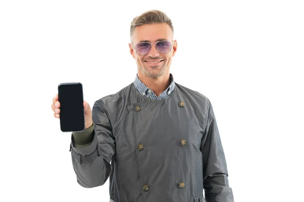Feliz Hombre Negocios Sonriente Empresario Gerente Mostrando Maqueta Pantalla Teléfono — Foto de Stock