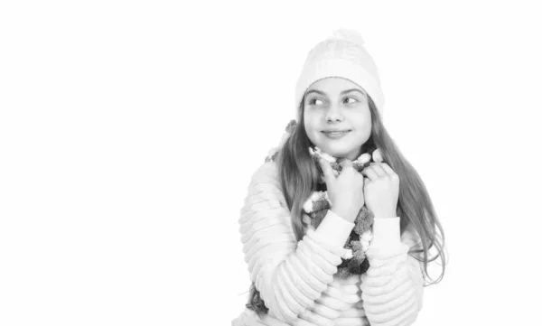 快乐的少女 戴着针织的帽子和围巾 穿着保暖的衣服 隔离在白色的复制空间里 — 图库照片