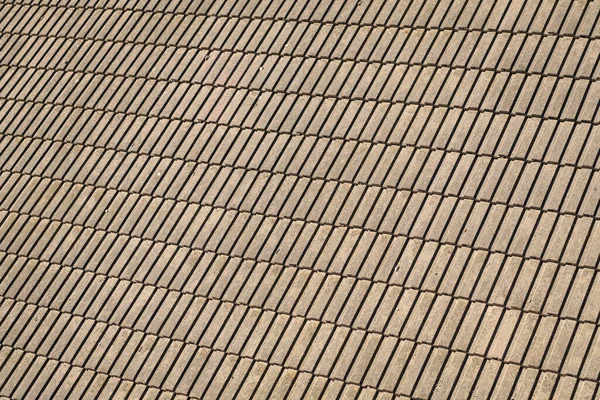 屋根のシングル ビチューメンのタイル 単一の屋根材 建築の詳細 誰もいない抽象的な幾何学的背景 背景用グレーアスファルトシングルテクスチャ — ストック写真