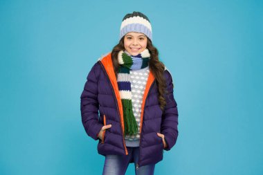 En iyi çocuk arkadaş tatili. Mutlu çocuk okul tatilinin tadını çıkar. Küçük kız kış tatilini kutluyor. Her gün. Tatil ya da tatil. Kışın açık hava aktiviteleri. Moda ve tarz.