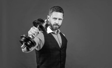 Güçlü teknik direktör dambıl egzersizi kırmızı arka plan, iş.