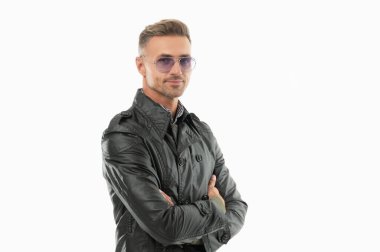 Beyaz arka planda, gözlüklü, neşeli, kır saçlı bir adam. Palto giymiş kır saçlı bir adam. Yetişkin, boz saçlı, havalı adam. Grimli adamın stüdyo çekimi.