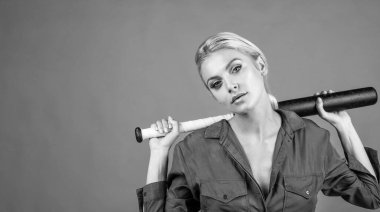 Aktif kıyafet. Rounders maçı. kopyalama alanı. Beyzbol sopalı kadın. Kadın beyzbol oyuncusu. Spor ve oyunlar. Turuncu arka planda kriket oyuncusu. Bayan elinde spor malzemesi ya da aksesuar tutuyor..