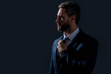 İş adamının fotoğrafı. Formalite giyin, fotokopi çek. Takım elbiseli bir iş adamı. Gri arka planda resmi kıyafet giyen işadamları izole edilmiş. Stüdyoda resmi kıyafet giyen bir işadamı..