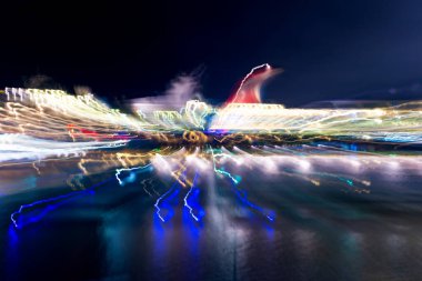 Hareket halindeki odaklanmış arkaplan. Bulanık koyu renk arka plan. Bulanık hareket arkaplanı. Bulanık hareket, uzun pozlama arkaplanı. hareket özeti bulanık arkaplan.