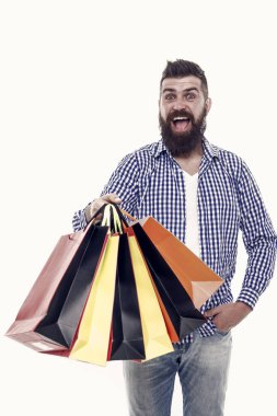 Büyük seçimler büyük alımları. Mutlu hipster beyaz izole kağıt torbalar alımları tutan. Vahşi sakallı adam moda alımları ile gülümsüyor. Impuls alımları.