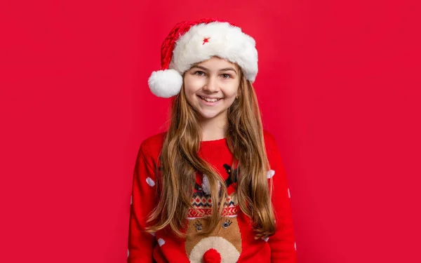 Szczęśliwy Nastolatek Dziewczyna Santa Claus Kapelusz Tle Czerwonych Świąt Boże — Zdjęcie stockowe