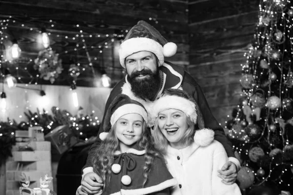 明るい思い出だ 多くのXmasプレゼントボックス 家族を愛する肖像画 メリー クリスマス 父と母は娘を愛する 幸せな家族は新年を祝う サンタ ハットの小さな子供と両親は — ストック写真