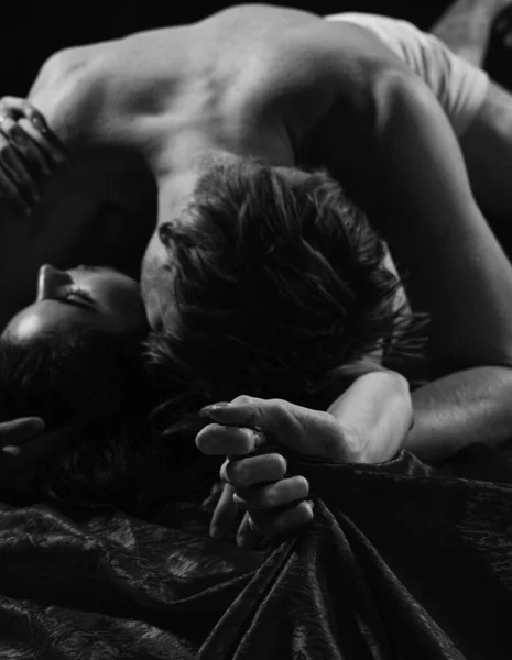 Çıplak Erkek Kadına Aşık Seksi Şehvetli Bir Çift Yatakta Seks — Stok fotoğraf