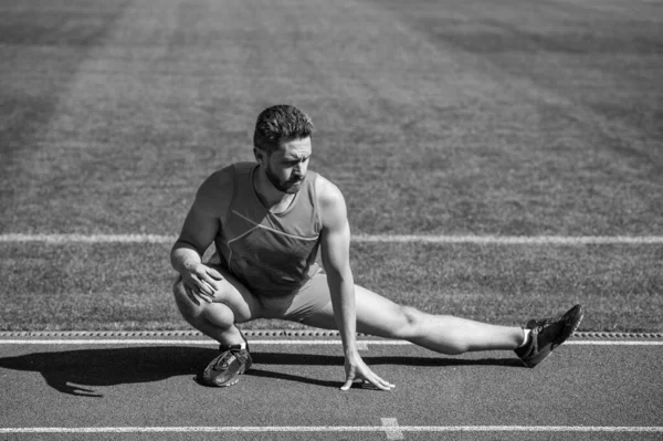 Wysportowany Muskularny Mężczyzna Rozciągający Mięśnie Przed Treningiem Trening — Zdjęcie stockowe