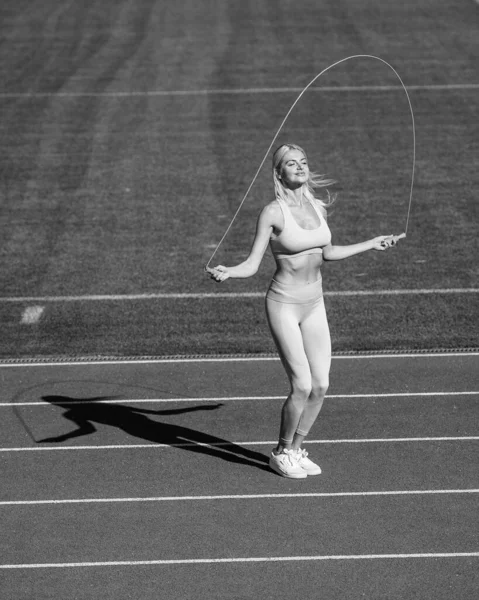 Energieke Vrouw Atleet Sportkleding Springen Springtouw Opwarmen Het Stadion Doen — Stockfoto
