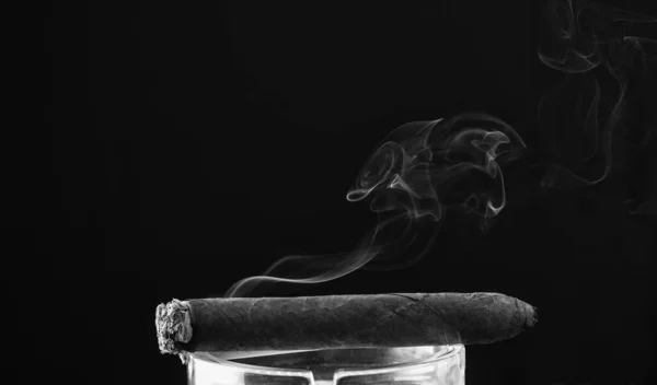 Cigare Cubain Fumant Avec Bouffée Fumée Fond Sombre Espace Copie — Photo