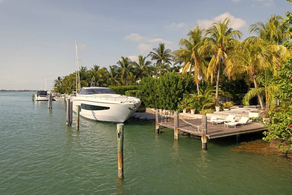 Luxury Yacht Boat Docked Private Mooring Tropical Sea Resort Miami — Foto de Stock
