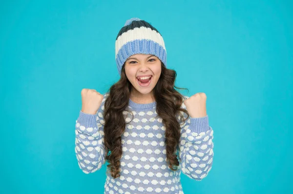 스웨터를 아이가 성공을 합니다 머리를 따뜻하게 유지하라 편안하고 편안하고 활동적 — 스톡 사진