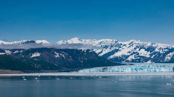 氷河湾の自然景観 雪の山のピーク自然の風景や風景です 青い空の自然の下で山の氷河 米国アラスカ州のハバード氷河の性質 — ストック写真