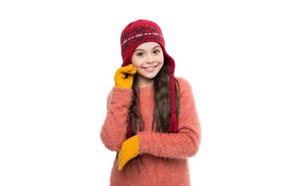 少女模特儿戴着温暖的帽子微笑 戴着温暖帽子的少女被白色背景隔离了 在演播室里 少女穿着毛衣 戴着暖和的帽子 少女的冬季时尚 暖帽针织物 — 图库照片