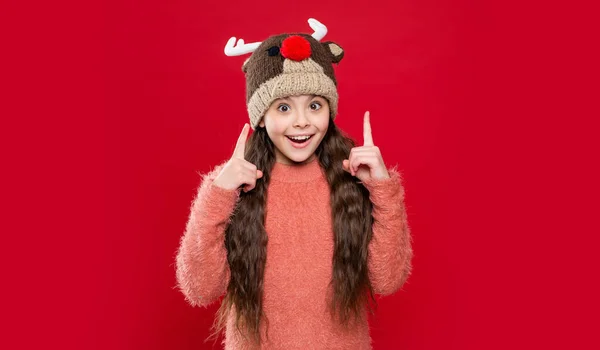 아이들의 모델은 겨울에 모자를 손가락을 들었습니다 모자를 고립되었습니다 아이들은 스웨터 — 스톡 사진