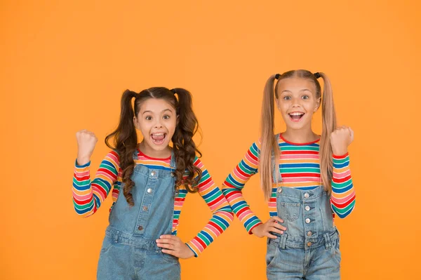 Щаслива Шкільна Дружба Дітей Найкращі Друзі Назавжди Маленькі Сестри Розважаються — стокове фото