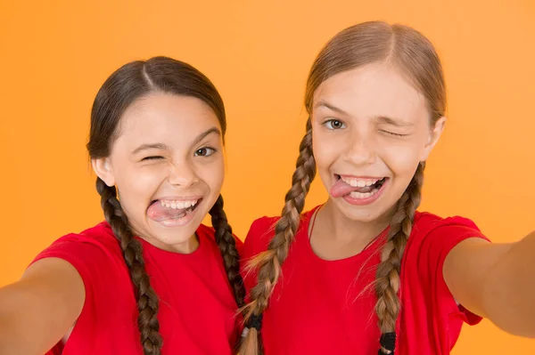 疯狂的女孩 自拍的博客 积极的情绪 自拍女孩 小女孩在电话上自拍 姐妹情谊和友谊 快乐的儿童节 童年的幸福 社交网络 — 图库照片