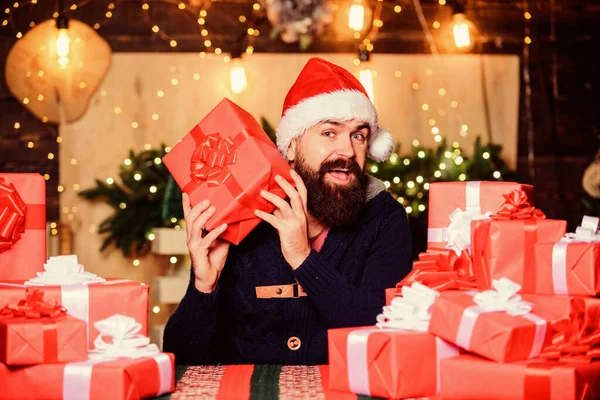 Geschenkpapier Mit Schleifen Und Bändern Mann Mit Weihnachtsmannmütze Feiert Neujahr — Stockfoto