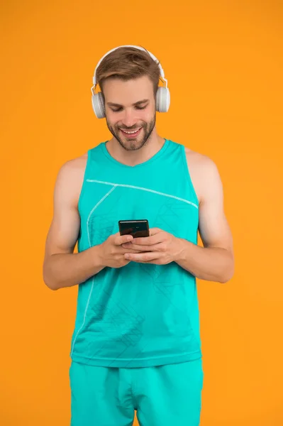 Εφαρμογή Για Προπονήσεις Online Καναπέ Αθλητικός Άνθρωπος Ακούει Μουσική Smartphone — Φωτογραφία Αρχείου