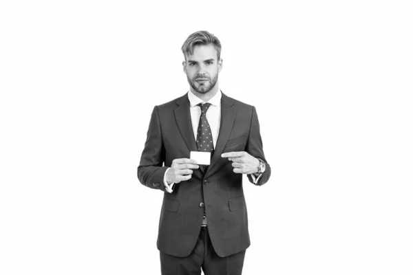 Jistý Úspěšný Podnikatel Praktickém Obleku Ukazující Prstem Prázdnou Kreditní Nebo — Stock fotografie