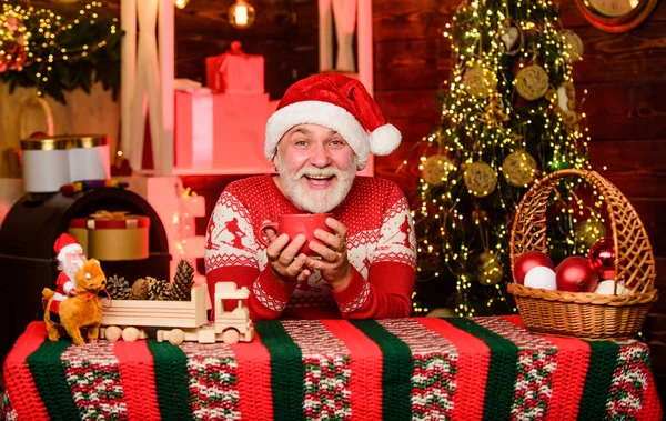 Winterfest Wohlfühlen Hause Senior Mann Weihnachtsmann Trinkt Tee Heißgetränk Weihnachtskakao — Stockfoto
