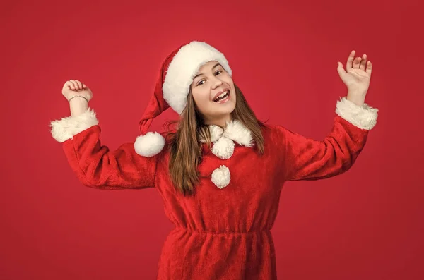 Χριστουγεννιάτικη Διασκέδαση Χαμογελαστό Παιδί Κόκκινο Καπέλο Και Κοστούμι Γιορτάζουν Τις — Φωτογραφία Αρχείου