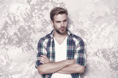 Erkeklik kavramı. Black Friday toplam satışı. Rahat hissediyorum. Moda mağazası. Erkek giyim ve şık giyim. Adam yakışıklı rahat tarzı. Günlük kıyafet. Kıyafet dükkanı. Adam rahat kıyafet giymek.