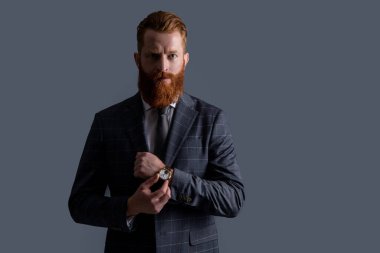 Takım elbiseli işadamı gri arka planda izole edilmiş, kopyalama alanı. İş adamı resmi kıyafet giyer. İş adamının stüdyo fotoğrafı. Takım elbise ve kravatlı iş adamı.