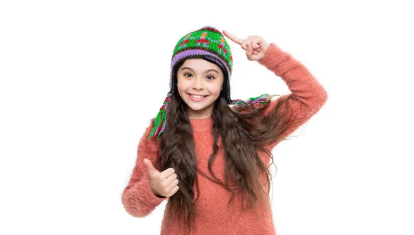 戴着温暖帽子的少女在白色背景下显得孤立无援 在演播室里 少女穿着毛衣 戴着暖和的帽子 少女的冬季时尚 暖帽针织物 戴着暖帽的少女模特儿 — 图库照片