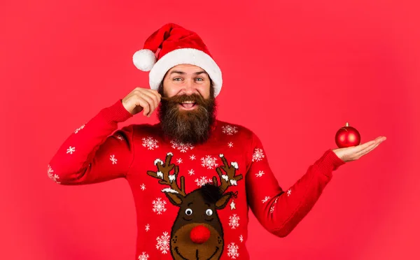 ただの楽しみよ あなたの家を飾る 髭のヒップスター男はクリスマスの装飾を保持します クリスマスパーティーを開くんだ パーティーを開くんだ 冬のインスピレーション 新年のパーティーの装飾 休暇の準備を お祝いの準備 — ストック写真