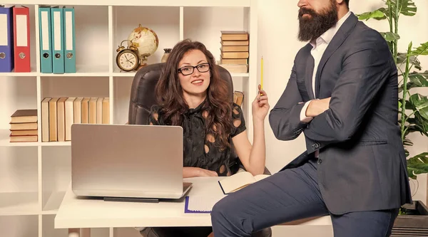 Glückliche Professionelle Frau Und Mann Abgeschnitten Ansicht Arbeit Büro Mitarbeiter — Stockfoto