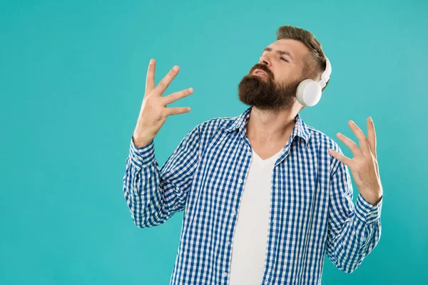 음악의 가수가 페이스북을 있습니다 시대의 셔츠와 이어폰을 남자를 즐기고 수염을 — 스톡 사진