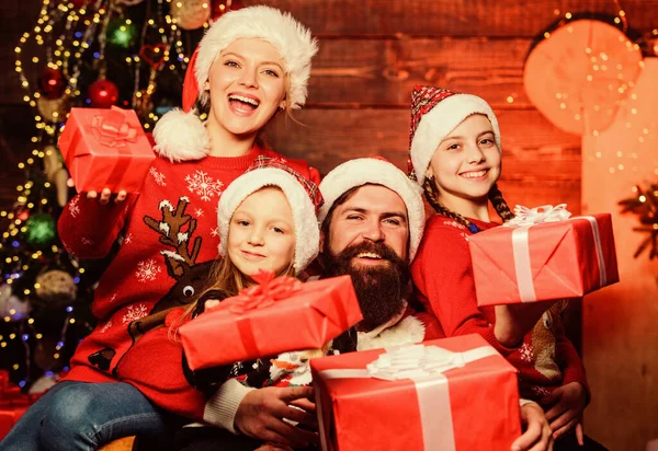 Fijne Feestdagen Ouders Kinderen Openen Kerstcadeaus Vrolijk Familieconcept Vader Kerstman — Stockfoto