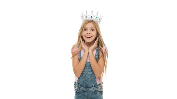 미모의 소녀는 배경에 모습을 스튜디오에 아름다운 왕관을 소녀의 복제품 공간으로 — 스톡 사진