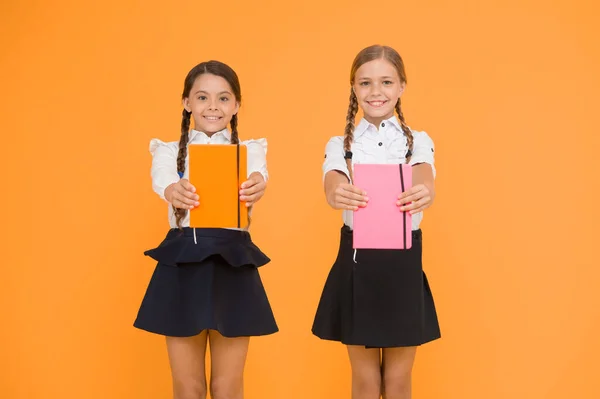 Μοιράζεσαι Την Αγάπη Ευτυχισμένα Κοριτσάκια Που Κρατούν Βιβλία Πολύχρωμα Εξώφυλλα — Φωτογραφία Αρχείου