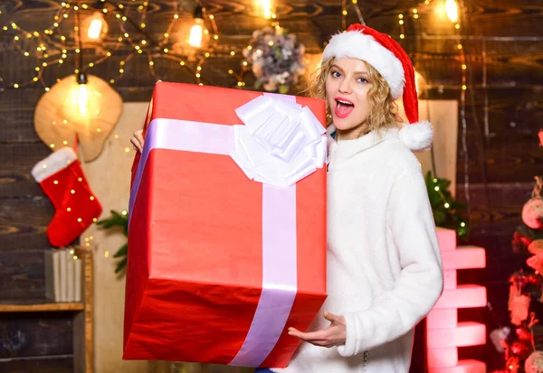 真的很大 巨大的惊喜 如果你有很多礼物要包装 那么就把它变成礼物包装派对 买很多礼品包装 她应该得到最好的 女孩子的桑塔帽子装着巨大的礼品盒 — 图库照片