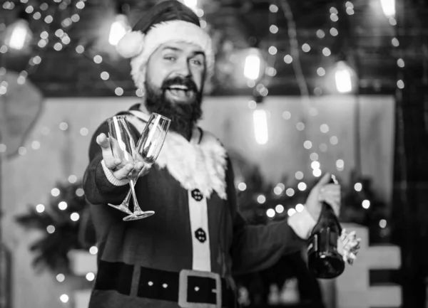 メリー クリスマス サンタ ハットさん 冬休みだ クリスマスプレゼントを待て 新年の贈り物だ クリスマスの装飾 サンタ クラスはシャンパンを飲む — ストック写真