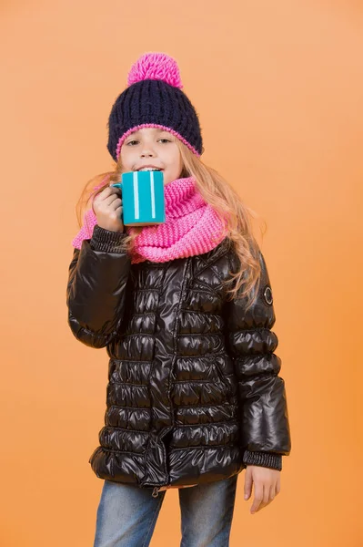 Barn Med Blå Kopp Leende Orange Bakgrund Flicka Hatt Rosa — Stockfoto
