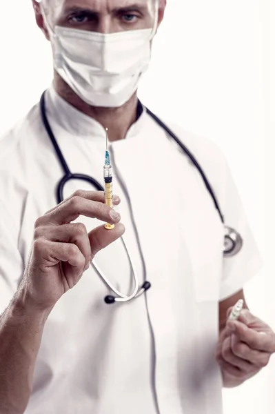 Covid 19疫苗注射器 内科医生手拿针头 戴医疗面罩 — 图库照片