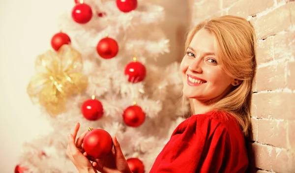 Een Vrolijke Vrouw Die Lacht Bij Kerstboom Kerstavond Concept Meisje Stockfoto