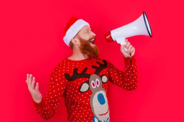 Mutlu Xmas. Mutlu adam hoparlörden Xmas satışlarını anons ediyor. Xmas 'taki adam kırmızıda izole edilmiş..