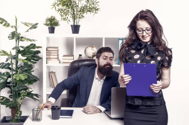 Büyüleyici. ile seksi kadın çalışan işverenin önünde duran bakmak. Sevimli kız ve iş adamı ofiste çalışıyor. Şehvetli sekreter gözlük ve iş yerinde sakallı patron giyiyor.