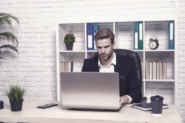 Finansal analiz. Mali yatırım Kripto para birimi. Mali İşler Müdürlüğü. Ekonomik durgunluk ve iyileşme. Finans uzmanı laptopla çalışıyor, kahve içiyor. Borsa konsepti.