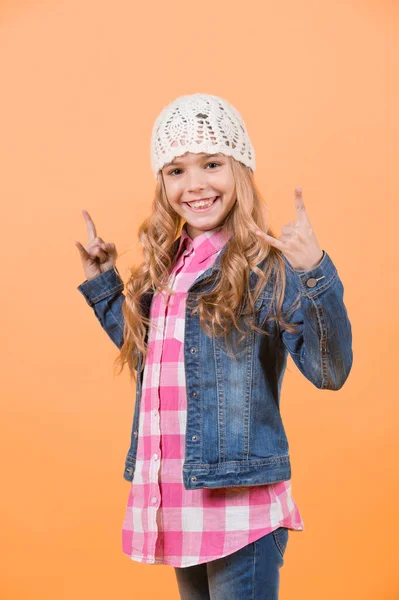 ジーンズのスーツ 格子縞のシャツの子モデルは オレンジ色の背景上に角手で笑顔します 女の子のファッション スタイル トレンドの概念 — ストック写真