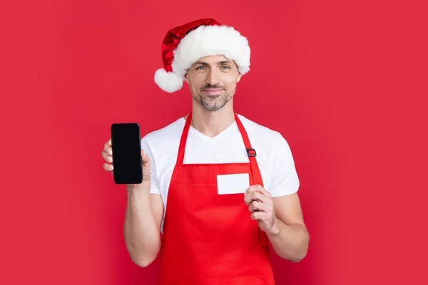 Homme Mûr Dans Chapeau Père Noël Tablier Rouge Tenir Smartphone — Photo